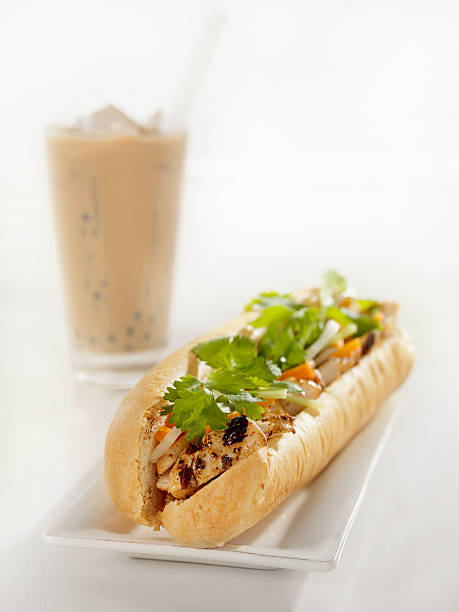 vietnamita sub sándwich con pollo a la parrilla - sandwich turkey chicken submarine sandwich fotografías e imágenes de stock