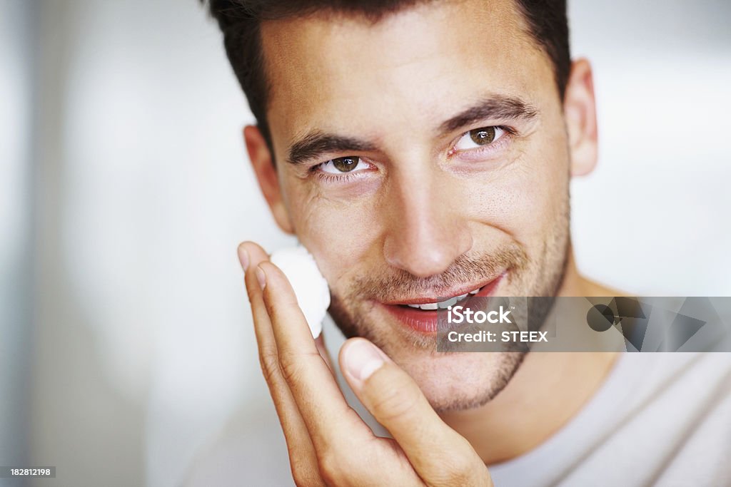Heureux bel homme appliquant la mousse à raser - Photo de 30-34 ans libre de droits