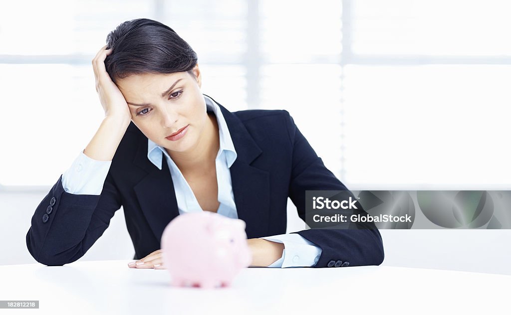 Mulher sentada com cabeça nas mãos no escritório - Foto de stock de 30 Anos royalty-free