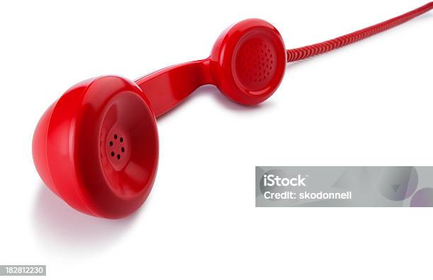 Plano Aproximado De Auscultador De Telefone Vermelho Em Branco - Fotografias de stock e mais imagens de Auscultador de Telefone