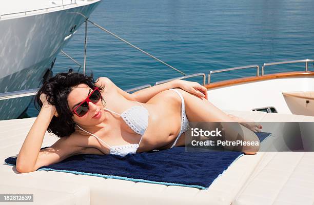 Bellissima Giovane Donna Prendere Il Sole Su Yacht Di Lusso Nel Porto - Fotografie stock e altre immagini di 20-24 anni