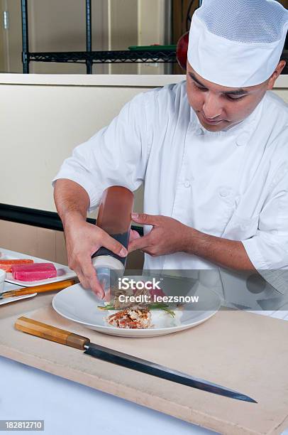 Lo Chef Prepara Un Piatto A Base Di Pesce Crudo Artistico - Fotografie stock e altre immagini di Adulto