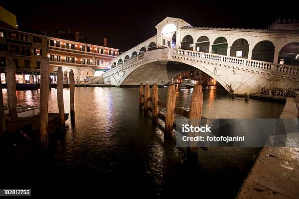 Puente De Rialto Foto de stock y más banco de imágenes de Noche - Noche, Sin personas, Venecia - Italia