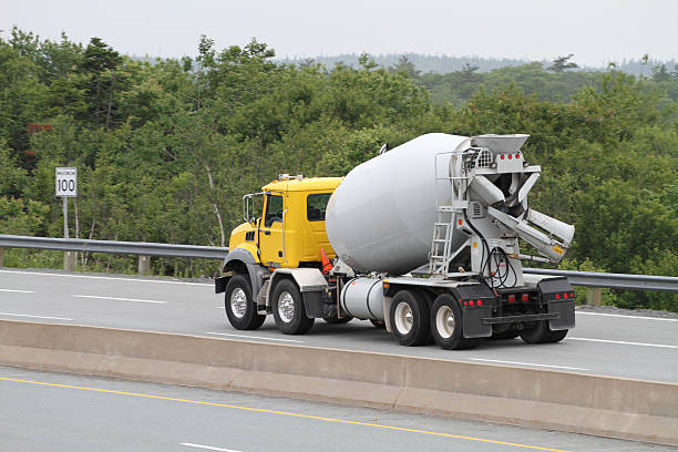 reboque cimento - truck motion road cement truck imagens e fotografias de stock