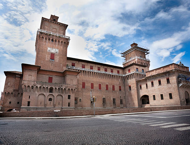 castillo estense - ferrara castle brick balustrade fotografías e imágenes de stock