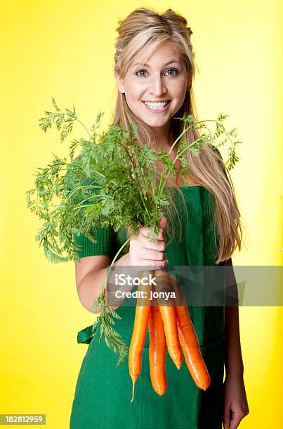 Bella Verde Fruttivendolo Con Un Mucchio Di Carote - Fotografie stock e altre immagini di 20-24 anni - 20-24 anni, Adulto, Agricoltura