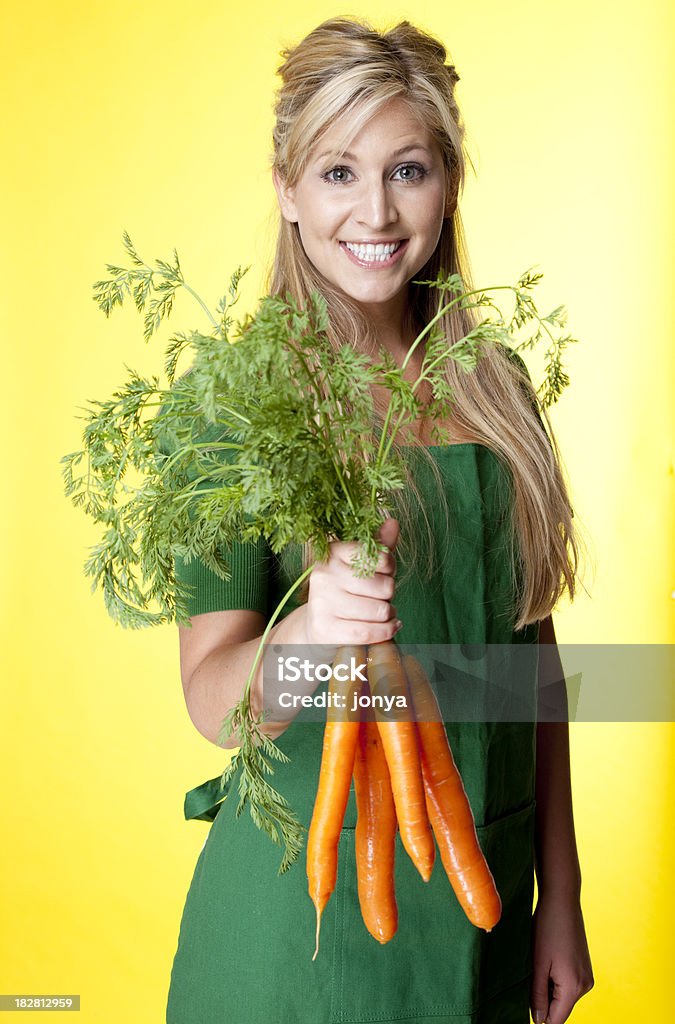 Красивые Зеленые Бакалейщик с Букет из моркови - Стоковые фото 20-24 года роялти-фри