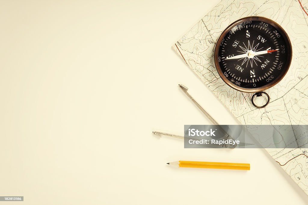 Routenbeschreibung mit Kompass und Karte, Stift und Trennwände - Lizenzfrei Bleistift Stock-Foto