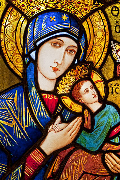 buntglas-maria und jesus - stained glass glass art church stock-fotos und bilder