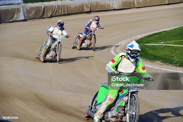 Photo libre de droit de Speedway Coureurs À Pleine Vitesse banque d'images et plus d'images libres de droit de Moto - Moto, Circuit automobile, Championnat de Moto de Vitesse sur Piste