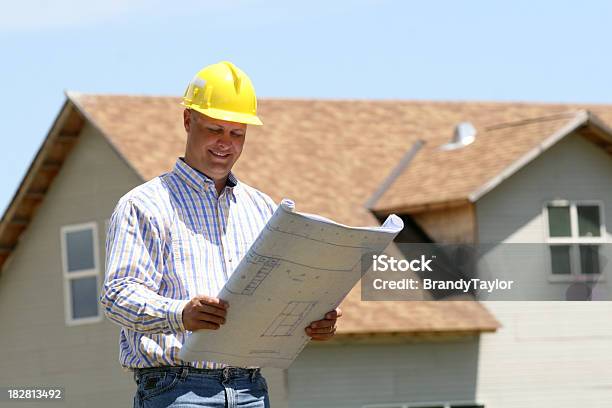 Foto de Contratado Com Planos De Casa e mais fotos de stock de Amarelo - Amarelo, Artigo de vestuário para cabeça, Aspiração