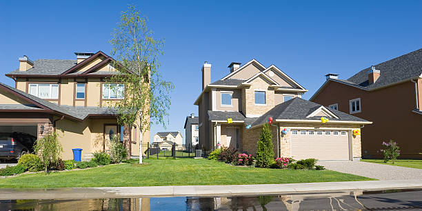 istock Suburban house in sunny summer afternoon. 182813507