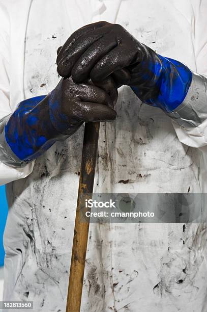 Olio Macchiato Per La Pulizia Personale - Fotografie stock e altre immagini di Chiazza di petrolio - Chiazza di petrolio, Pulire, Pulizia dell'ambiente