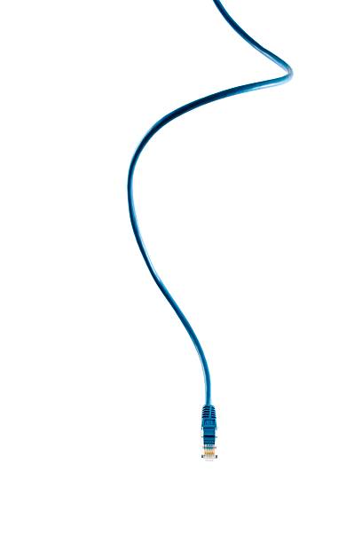 para colgar cable de red, azul sobre blanco - computer cable nobody rj45 network connection plug fotografías e imágenes de stock