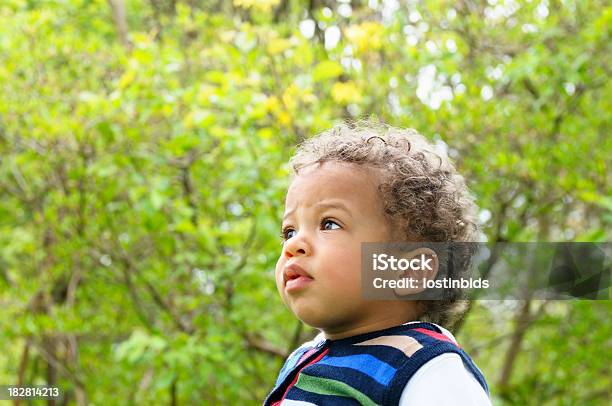 Vista Laterale Di Un Bellissimo Bambino Allaperto - Fotografie stock e altre immagini di 12-17 mesi - 12-17 mesi, 6-11 Mesi, Abbigliamento da neonato