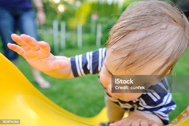 Escalada Hasta Foto de stock y más banco de imágenes de 12-17 meses - 12-17 meses, Actividad, Actividad al aire libre