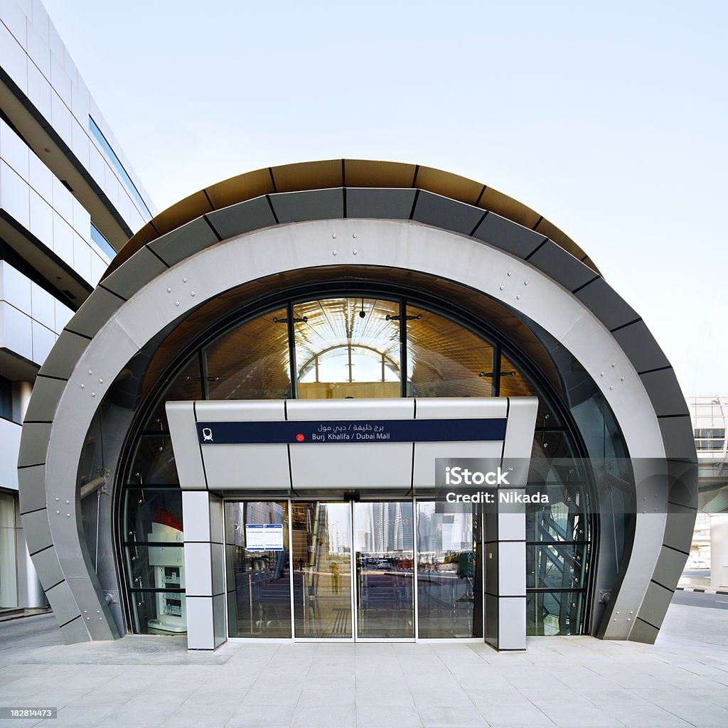 Entrée de la Station de métro - Photo de Arc - Élément architectural libre de droits