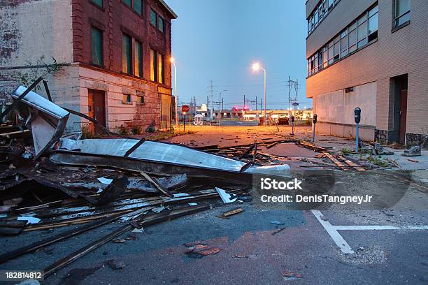 Miejski Tornado Uszkodzeń - zdjęcia stockowe i więcej obrazów Tornado - Tornado, Zniszczony - Zły stan, Główna ulica - Ulica