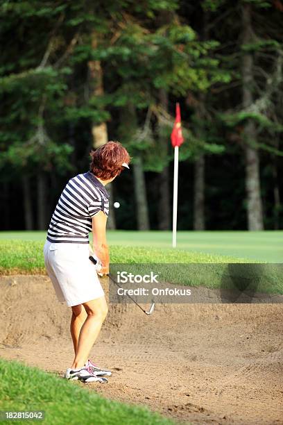 선임 여자 골프 선수 게임하기 벙커 촬영 55-59세에 대한 스톡 사진 및 기타 이미지 - 55-59세, 60-64세, 가을 단풍