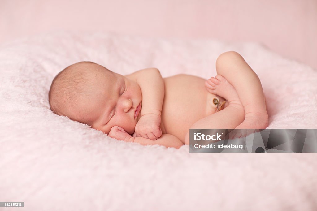 新生児の少女の寝室ピンクのブランケットでぐっすりとお休みいただけます。 - 1人のロイヤリティフリーストックフォト