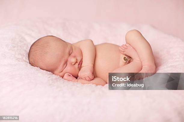 Menina De Bebê Recémnascido Dormir Na Manta Rosa Pacífica - Fotografias de stock e mais imagens de 0-1 Mês