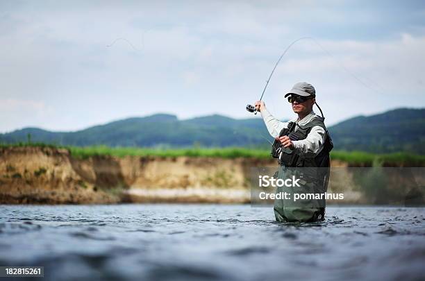 Pesca Con La Mosca - Fotografie stock e altre immagini di Pesca a mosca - Pesca a mosca, Ambientazione esterna, Arnese da pesca