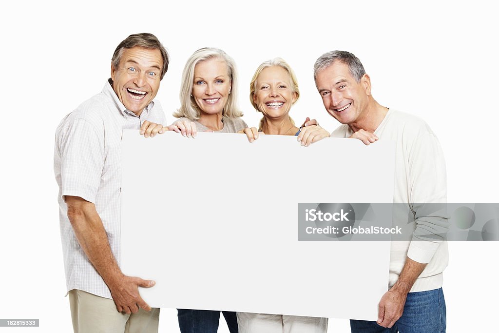 Ältere Männer und Frauen holding blank billboard gegen Weiß - Lizenzfrei 50-54 Jahre Stock-Foto