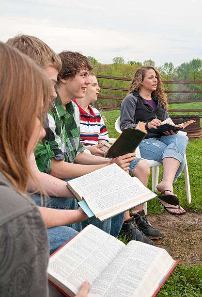 für teenager-camps devotions nähe - bible youth organization teenager christianity stock-fotos und bilder