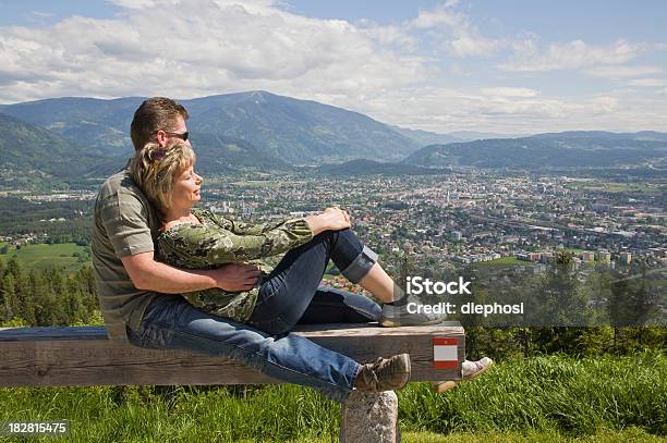 Foto de Fundo De Villach e mais fotos de stock de 40-49 anos - 40-49 anos, Abraçar, Adulto