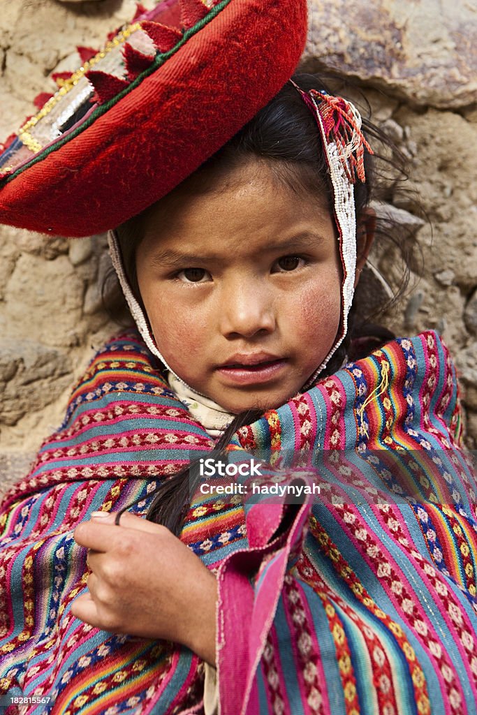 Litte garota com roupas nacional, o Vale Sagrado, no Peru - Foto de stock de Menina royalty-free