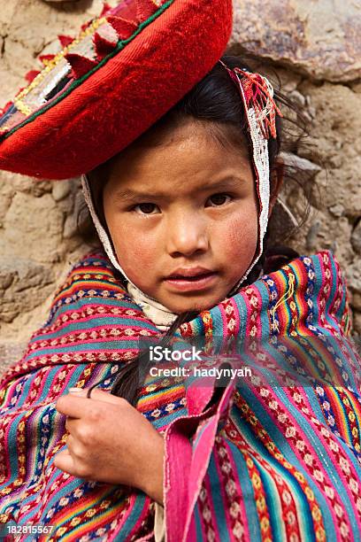 Foto de Litte Garota Com Roupas Nacional O Vale Sagrado No Peru e mais fotos de stock de Menina