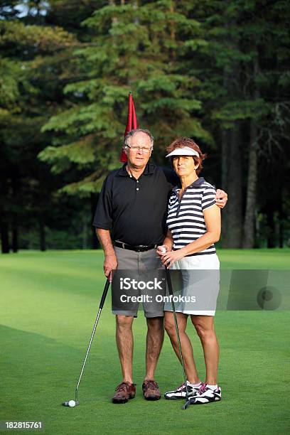 Eterosessuali Coppia Senior Giocando A Golf Sul Green - Fotografie stock e altre immagini di 55-59 anni