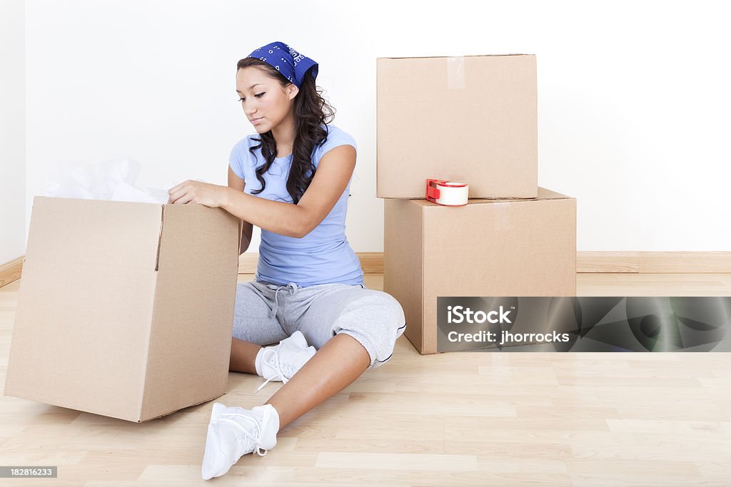 Mujer joven con cajas móviles - Foto de stock de 20 a 29 años libre de derechos