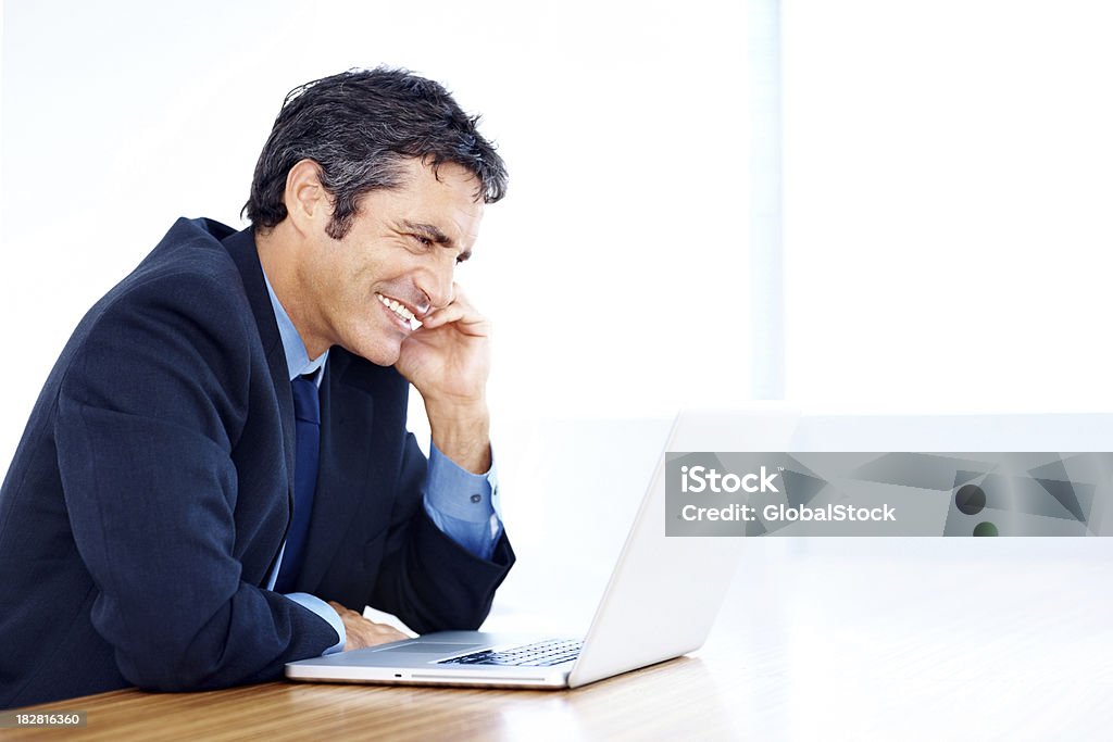 Sorridente Empresário adulto médio usando um computador portátil - Royalty-free 35-39 Anos Foto de stock