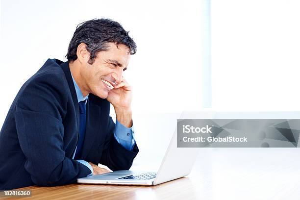 Sorridente Empresário Adulto Médio Usando Um Computador Portátil - Fotografias de stock e mais imagens de 35-39 Anos
