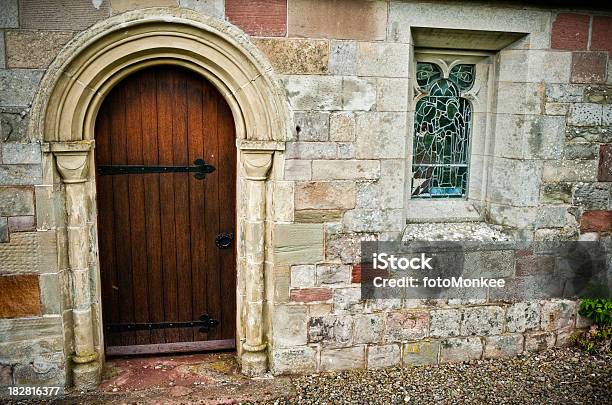 Eingang Des Mittelalterlichen Kirche Tür Und Fenster Großbritannien Stockfoto und mehr Bilder von Altertümlich