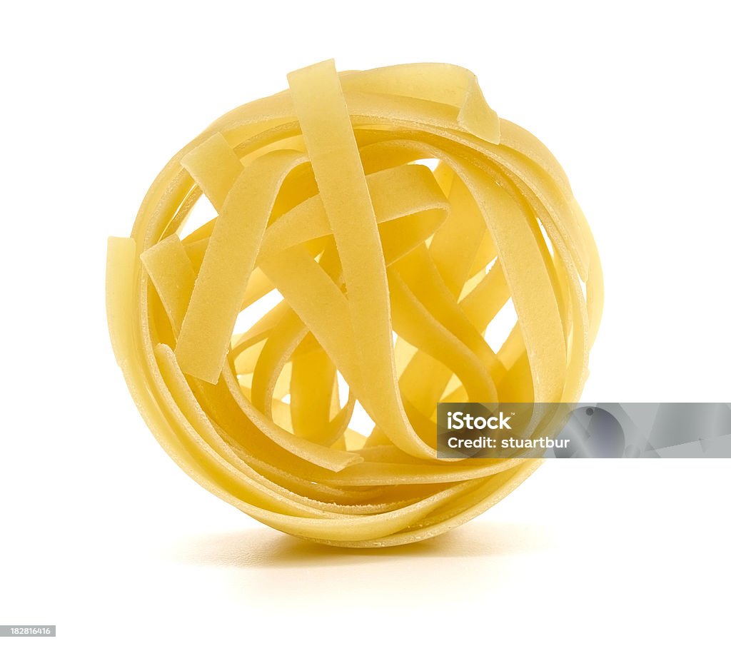 tagliatelle rotonda - Foto stock royalty-free di Cibi e bevande