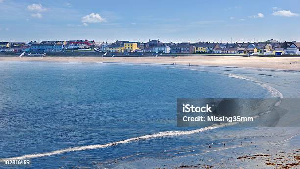 Piccola Spiaggia Città In Irlanda - Fotografie stock e altre immagini di Acqua - Acqua, Ambientazione tranquilla, Architettura