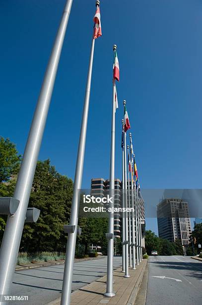 Photo libre de droit de Des Drapeaux En Ligne Avec Ciel Bleu banque d'images et plus d'images libres de droit de Accord - Concepts - Accord - Concepts, Affaires, Affaires d'entreprise