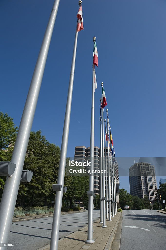 Le bandiere nazionali in linea con cielo blu - Foto stock royalty-free di Accordo d'intesa