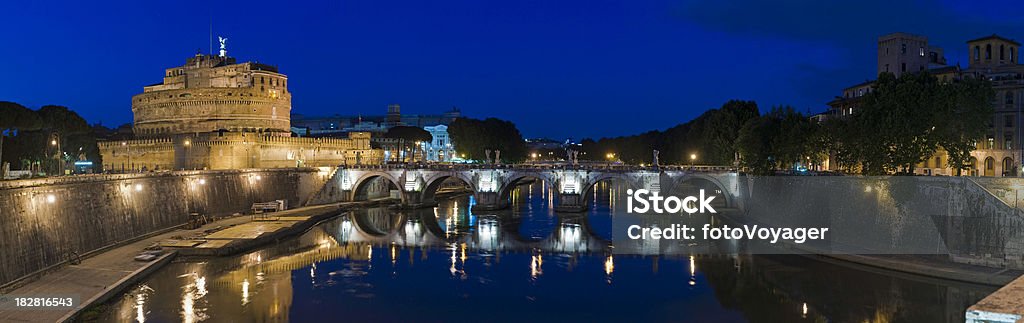 Ponte Sant'Angelo, em Roma, o castelo iluminado ao anoitecer Tibre panorama de verão da Itália - Foto de stock de Itália royalty-free