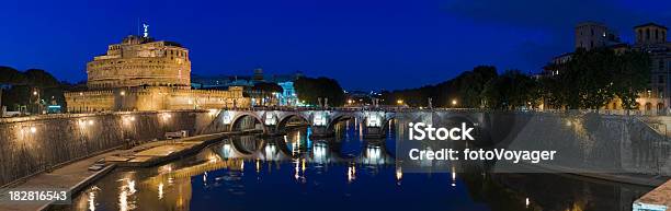 Foto de Ponte Santangelo Em Roma O Castelo Iluminado Ao Anoitecer Tibre Panorama De Verão Da Itália e mais fotos de stock de Itália