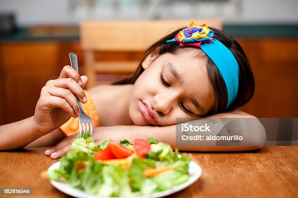 Dziewczynka Z Awersją Do Jej Sałatka - zdjęcia stockowe i więcej obrazów Dziecko - Dziecko, Smutek, Jedzenie