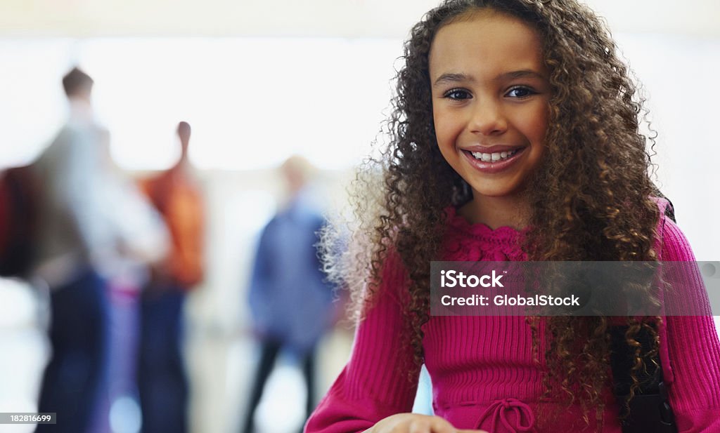 Ritratto di una ragazza sorridente con gli amici in background - Foto stock royalty-free di Bambine femmine