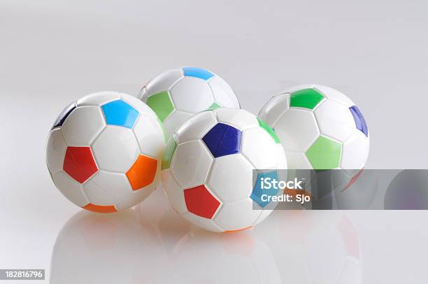 Photo libre de droit de Quatre Ballons Colorés banque d'images et plus d'images libres de droit de Activité de loisirs - Activité de loisirs, Balle ou ballon, Ballon de football