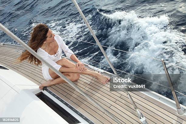 Bellissima Donna In Barca A Vela - Fotografie stock e altre immagini di Abbronzarsi - Abbronzarsi, Acqua, Adulto