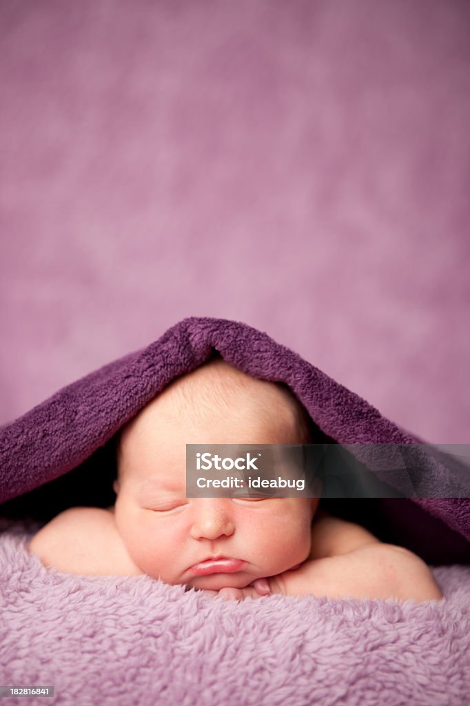 Newborn Baby Girl de dormir tranquilamente bajo una manta púrpura - Foto de stock de 0-1 mes libre de derechos