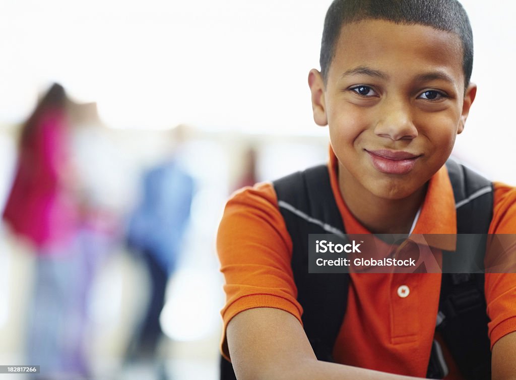 ポートレートた笑顔のスクールボーイスタイルで、ご友人と背景 - 少年のロイヤリティフリーストックフォト