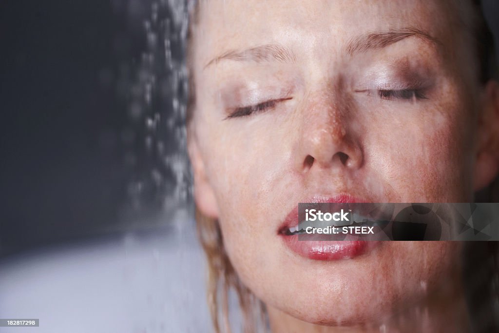 Atraente Jovem mulher desfrutar de um banheiro com olhos fechados - Foto de stock de 20 Anos royalty-free