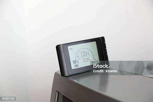 Monitor De Energía Eléctrica De Estar Con Televisor Foto de stock y más banco de imágenes de Colores